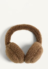 Căști de urechi din polar maro, cu un finisaj moale și texturat, având o bandă de cap căptușită și carcase rotunde pentru căldură și confort.