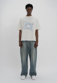 LOW LIGHTS STUDIOS® CHROMATIC - T-shirts med print - ecru