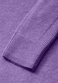 Primo piano di un maglione a maglia viola che evidenzia una texture liscia e polsini a coste, mettendo in risalto il tessuto morbido e il colore uniforme in tutto il capo.