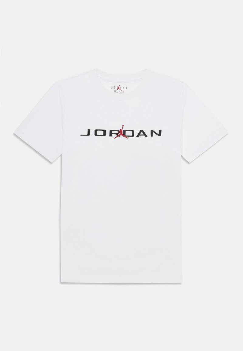 T-shirt bianco in cotone con il grande testo nero "JORDAN" e un logo rosso al centro. Maniche corte, scollo rotondo, texture liscia.
