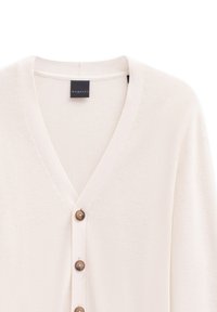 V-Ausschnitt, cremefarbener Cardigan aus strukturiertem Strick mit fünf braunen Knöpfen auf der Vorderseite. Das Etikett trägt "bugatti". Keine sichtbaren Muster oder Akzente.