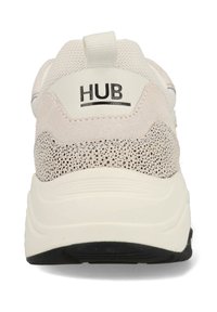 Witte sneaker van gestructureerd suede met geperforeerde accenten. Voorzien van een trekhaak en het "HUB"-logo. Dikke rubberen zool met zwarte loopvlak.