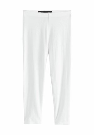 Baltos, pilno ilgio, aptemptos tamprės iš lygaus audinio, rodomos išskleistos ant balto fono.