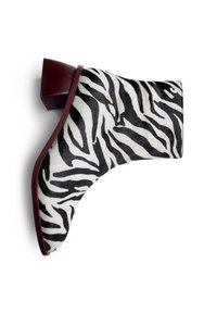 Botines de estampado de cebra con un acabado texturizado, que presentan un patrón en blanco y negro, tacón burdeos y un diseño de bota curvada.