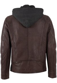 Braune Lederjacke mit einer dunkelgrauen Kapuze. Sie zeigt klare Linien, kontrastierende Texturen und sichtbare Nähte entlang der Säume.