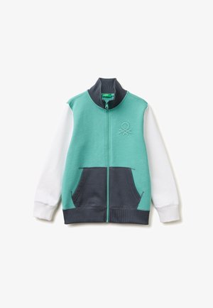 Veste zippée pour enfants avec devant turquoise, manches longues blanches, col gris foncé, poches et logo brodé sur la poitrine.