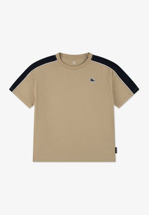 Beige katoenen T-shirt met marineblauwe accenten op de schouders, korte mouwen en een klein schoenlogo op de borst. Heeft contrasterende stiksels.