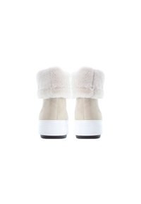 Beiga anklar stövlar med en mjuk fuskpälskant, texturerad mocka ovandel och vit gummisula med svart undersida.