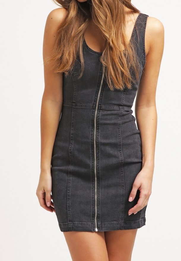 Svart denimklänning med en figurnära design, utan ärmar, dragkedjeförslutning fram och detaljerad sömnad längs sömmarna.