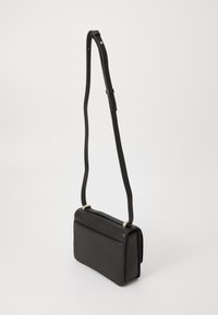 Borsa a tracolla in pelle nera con forma rettangolare, tracolla regolabile, dettagli in hardware dorato e logo impresso sul davanti.