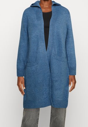 Cardigan blu lavorato a maglia con cappuccio, caratterizzato da un motivo testurizzato, apertura frontale e due tasche anteriori. Maniche lunghe e polsini a coste.