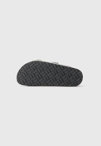 Talpa din cauciuc negru cu un model texturat pentru aderență; formă curbată; material superior de culoare deschisă; trei curele pentru prindere sigură.