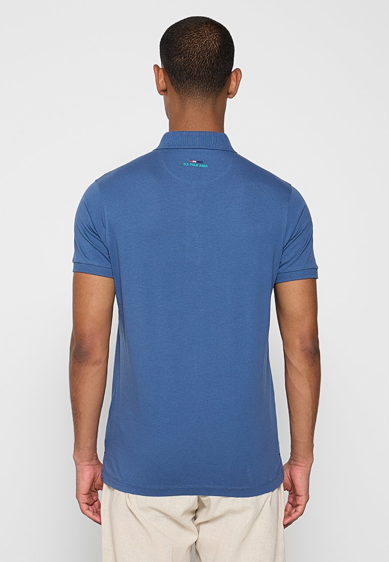 Blaues Polohemd aus Baumwolle mit einem gerippten Kragen, kurzen Ärmeln und einem kleinen Logo-Detail auf der Rückseite.