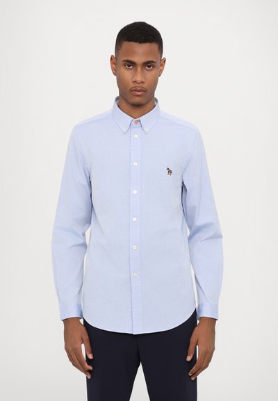 Camicia a maniche lunghe azzurro chiaro con colletto button-down, bottoni frontali e piccolo logo ricamato. Realizzata in tessuto intrecciato con una texture liscia.