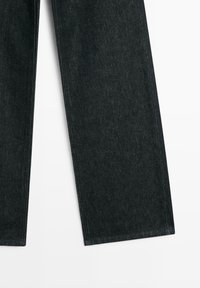 Černé džíny z denimu se rovný střih, s texturovanou tkaninou a šitými švy. Design zahrnuje standardní pas a žádné ozdoby.