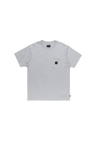 Grå bomulds T-shirt med korte ærmer, rund hals og en lomme på venstre bryst med en sort label. Glat tekstur, afslappet design.