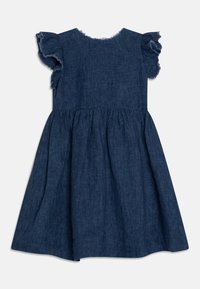 Granatowa sukienka dżinsowa z krótkimi falbaniastymi rękawami i rozkloszowaną spódnicą, pokazana z tyłu na jednolitym białym tle.