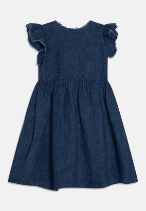 Granatowa sukienka dżinsowa z krótkimi falbaniastymi rękawami i rozkloszowaną spódnicą, pokazana z tyłu na jednolitym białym tle.