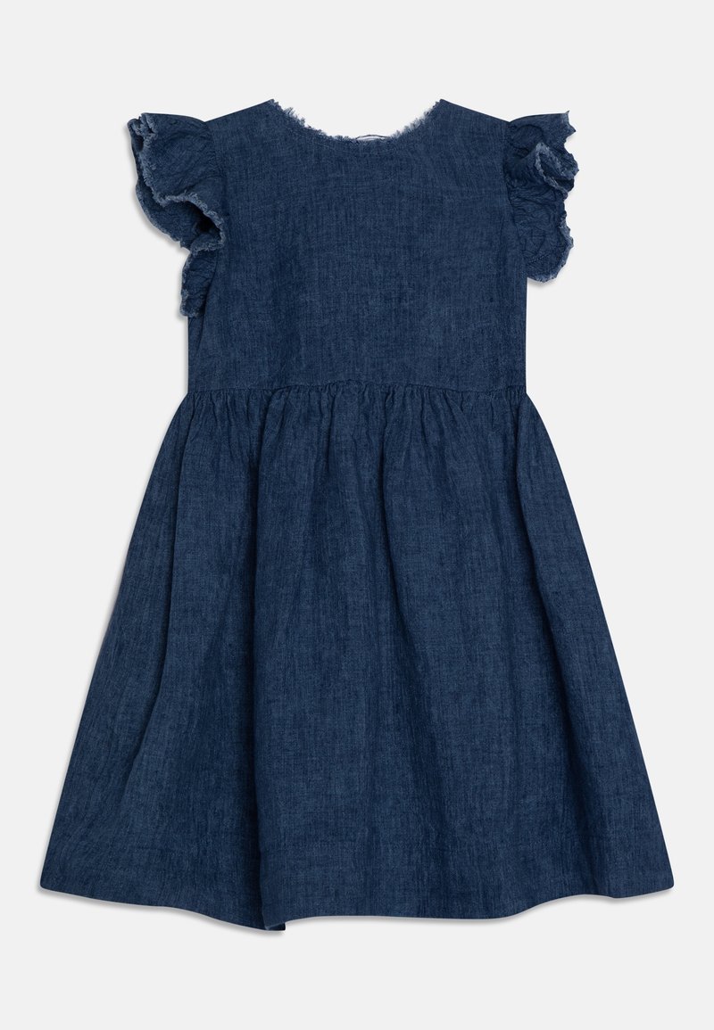 Granatowa sukienka dżinsowa z krótkimi falbaniastymi rękawami i rozkloszowaną spódnicą, pokazana z tyłu na jednolitym białym tle.