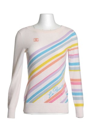 Pull rose clair à manches longues avec des bandes diagonales arc-en-ciel pastel, un petit logo sur la poitrine, et "La Paris" écrit près du bas.