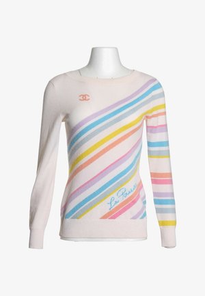 Pull rose clair à manches longues avec des bandes diagonales arc-en-ciel pastel, un petit logo sur la poitrine, et "La Paris" écrit près du bas.