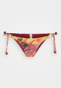 Bikini-bunn med et akvarell tie-dye mønster i gult og rødt, med justerbare sidesnorer med dekorative perler og en burgunderfarget innside.