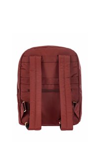 Zaino color marrone con spallacci imbottiti e una tasca con zip sul retro. Realizzato in tessuto liscio con una forma rettangolare strutturata.