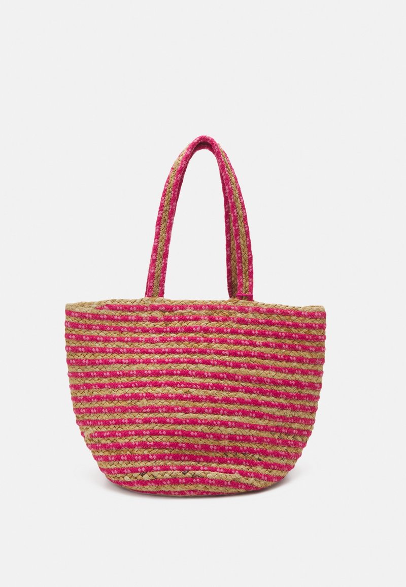 Sac fourre-tout tissé avec des rayures horizontales alternées rose et fibre naturelle, et deux anses assorties à rayures.