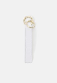 Witte sleutelhanger met een gestructureerde band waarop "JOOP!" is gedrukt en twee gouden metalen ringen voor bevestiging. Eenvoudig rechthoekig ontwerp.