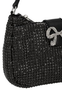 Borsa a tracolla nera con perline, dalla forma arrotondata, con superficie testurizzata, fiocco argentato e tracolla in pelle nera.