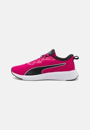 Felroze sportschoen met zwart Puma-logo, zwarte binnenvoering en witte zool, zijaanzicht tegen een effen achtergrond.