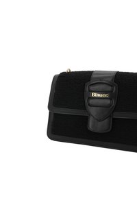 Borsa nera realizzata in un materiale morbido e testurizzato, con un risvolto in pelle e una chiusura. Logo "Blauer" dorato sul davanti. Forma compatta e rettangolare.