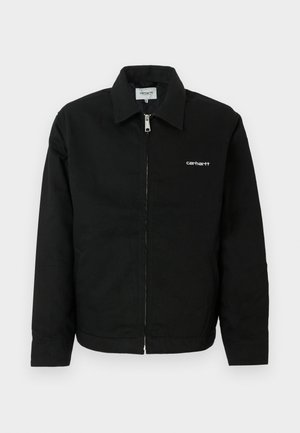 Črna jakna iz trpežnega materiala, z zadrgo spredaj, s koničastim ovratnikom in majhnim belim logotipom na prsih. Ravno krojena zasnova.