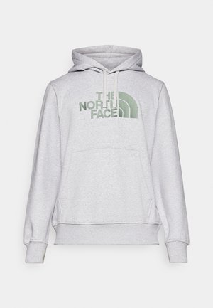 Sudadera gris hecha de material de sudadera, con un bolsillo canguro en la parte delantera, capucha con cordón y logo verde bordado en el pecho.