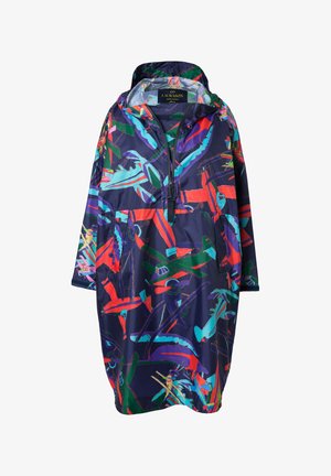 Barevný voděodolný pončo v námořnické modři, se abstraktním vzorem letadel a vrtulníků. Obsahuje kapuci a zip na přední straně.