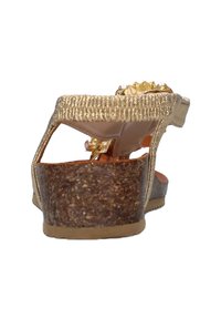 Sandal in oro con una fascia testurizzata e decorazioni. Suola in sughero dalla forma curvata. Design aperto sul retro per traspirabilità.