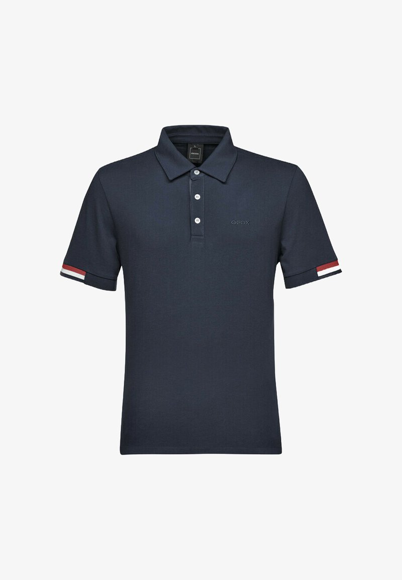 Polo bleu marine en coton, doté d'une patte de boutonnage à trois boutons, de manches courtes avec des accents de rayures rouges et blanches aux poignets, et d'un logo brodé.
