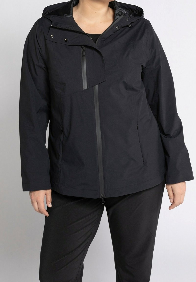 Zwarte waterdichte jas met een voorrits, verstelbare capuchon, klepzakken en lange mouwen, gemaakt van lichtgewicht, duurzaam materiaal.