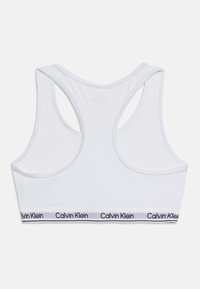 Λευκό αθλητικό σουτιέν Calvin Klein με σχεδιασμό racerback και ελαστική ταινία με λογότυπο στο κάτω μέρος.