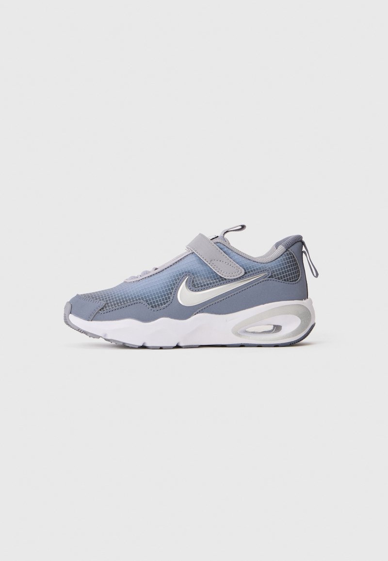 Tenisky Nike s vysokou časťou z šedej sieťoviny, bielymi akcentami, suchým zipsom a charakteristickým zakriveným dizajnom podrážky.
