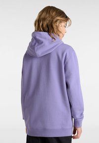 Lila Sweatshirt mit Kapuze, langen Ärmeln, gerippten Bündchen und lässiger Passform. Fleece-Material mit weicher Textur und minimaler Detailgestaltung.