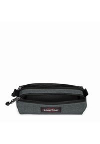 Trousse grise à deux compartiments, fabriquée en tissu durable. Dispose d'une fermeture éclair noire et d'un logo Eastpak en patch sur le devant. Design plat et rectangulaire.