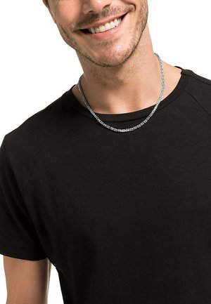 Silberne Metallkette mit einem verdrehten Design, getragen über einem schwarzen Rundhals-T-Shirt. Sichtbare Glieder und Glanz heben ihre Textur hervor.