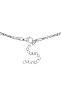 Collana in argento con chiusura a moschettone. Presenta anelli intrecciati e una catena estensibile regolabile. Texture liscia e brillantezza metallica.