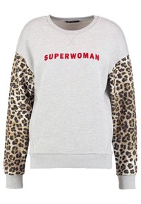 Šedá mikina s červeným textem "SUPERWOMAN", rukávy s leopardím potiskem, kulatým výstřihem a žebrovanými manžetami na lemování a rukávech.