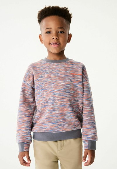 Sudadera en un patrón marmoleado de rojo, naranja y azul; presenta un cuello y puños acanalados grises; corte relajado con una textura suave.