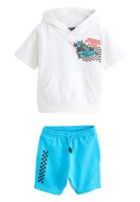 Balti medvilninė trumpomis rankovėmis su gobtuvu, su grafiniu spaudiniu ir priekiu kišenėje. Ryškiai mėlyni medvilniniai šortai su elastine juosmens juosta ir juodais languoto rašto akcentais.