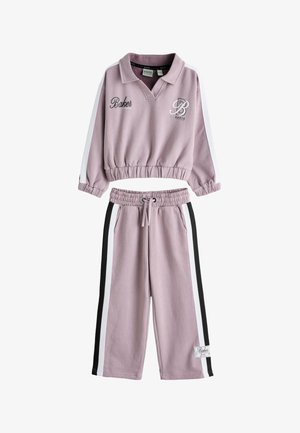 Svetlofialový dvojdielny set s dlhým rukávom, krátkym topom a nohavicami s elastickým pásom, biele a čierne bočné pruhy a detaily s logom "Baker".