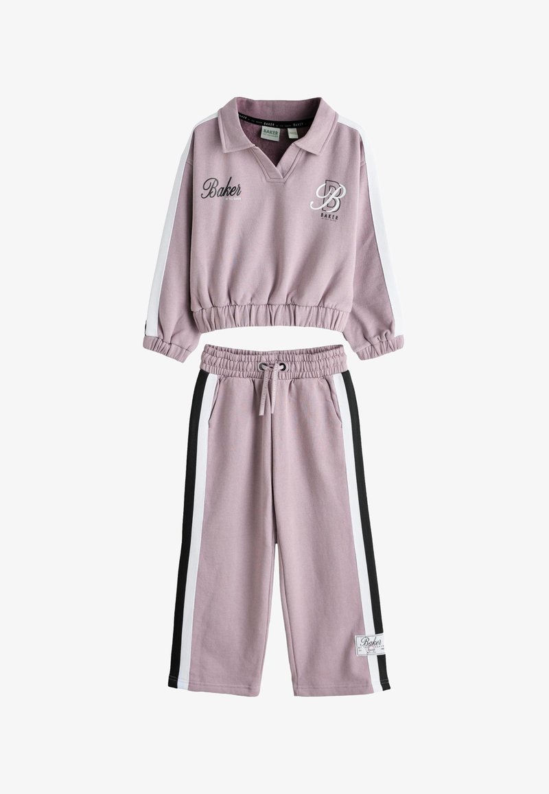 Set două piese mov deschis cu top scurt cu mânecă lungă și pantaloni cu talie elastică, dungi albe și negre pe lateral, și detalii cu logo "Baker".