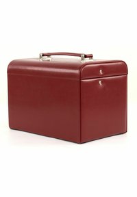 Boîte en similicuir rouge avec une texture lisse, de forme rectangulaire, avec du matériel en argent et une poignée supérieure pour un transport facile.